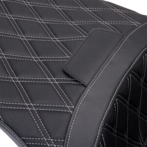 Freedom Seat – Vinyl Double Diamond Silver Stitch (FLH ’09-’23)